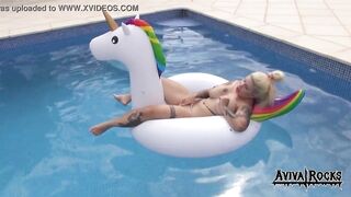Aviva Rocks - Masturbiert auf Einhorn
