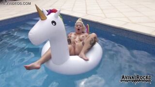 Aviva Rocks - Masturbiert auf Einhorn