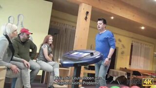 HUNT4K. Reicher Kerl trifft armes Paar beim Bowling und fickt