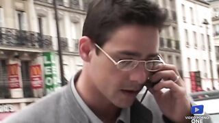 Alex, blonde nymphomane, ramène un jeune homme à grosse bite