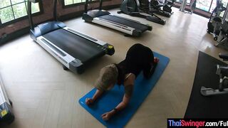 Amateurs doing a gym workout before having sex on camera