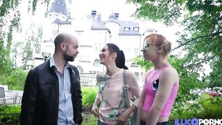 Lily Moon et sa copine Kira, profitent d'une grosse bite