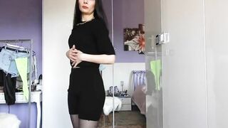 Hottie Italian vlogger tries ebony stockings