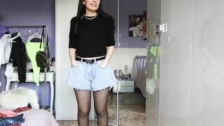 Hottie Italian vlogger tries ebony stockings