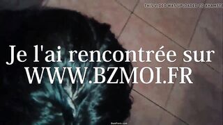 Je le suce a genoux