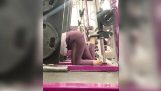 PAWG mom WORKING OUT LEG LIFT