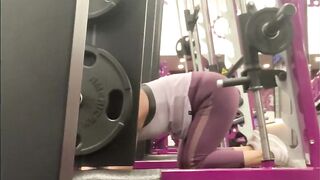 PAWG mom WORKING OUT LEG LIFT