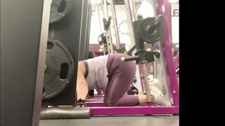 PAWG mom WORKING OUT LEG LIFT