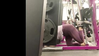 PAWG mom WORKING OUT LEG LIFT