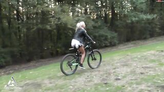 AbyAction Dildoride mit Mountainbike