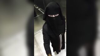 musulmane nue sous son niqab dehors