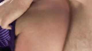Die unterfickte Hausfrau mal ordentlich geleckt + gefingert