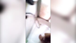 Webhure Sarah Skinny1991 unter der Dusche