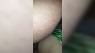 Se viene encima de las nalgas de la gordita