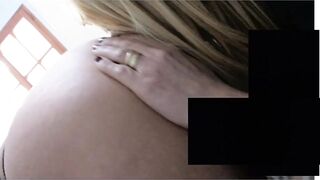 Sara mi lecca il culetto a pecorina