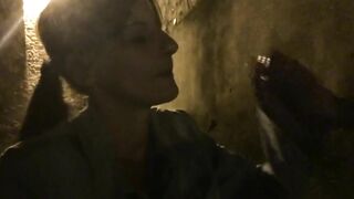 Mi succhia il cazzo inside strada e si fa sborrare