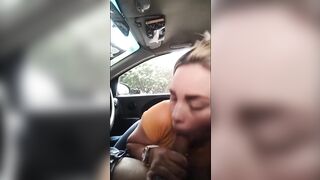 Rika mona chupando polla en carro
