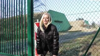 Crazy Tina , Outdoors im Sperrbezirk gefickt,
