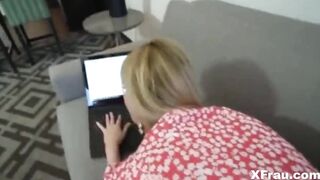 Stiefmutter fickt Sohn, wahrend sie an ihrem Laptop arbeitet