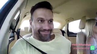 Auf der Fahrt im Auto holt Milf sein Schwanz einen