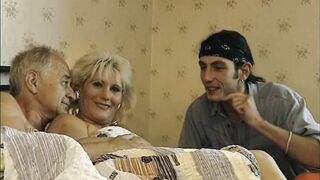 Oma wird com jungen Typ gebumst Opa macht mit