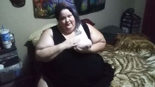 ssbbw showing off