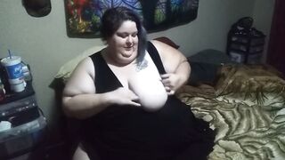 ssbbw showing off