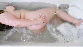 Long butt mom takes bath tub and snatch masturbation