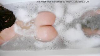 Long butt mom takes bath tub and snatch masturbation