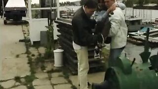 Studentin auf dem Feld eingeritten