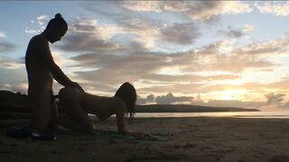 Jolie asiat baisee au crepuscule sur la plage