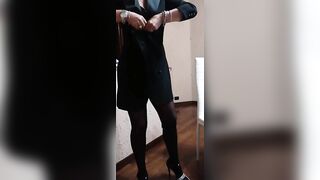 Sara si veste per il ristorante
