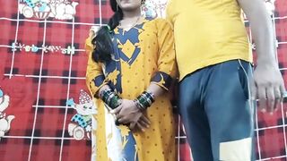 येलो ड्रेस पहनी नई भाभी को अपने रूम बुलाकर पड़ोस