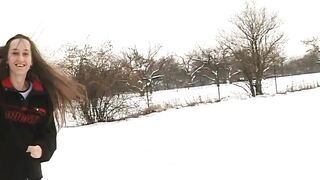 Nach einem Spaziergang im Schnee bumsen wir uns warm -