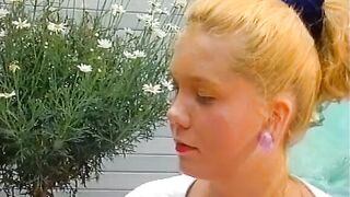 Wer wuerde die two Huener direkt bumsen ?