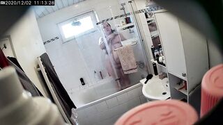 Salope sous la douche en web cam cachee
