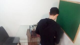 ALUNO ASSEDIA PROFESSORA NA SALA E COME CUZINHO NO PELO