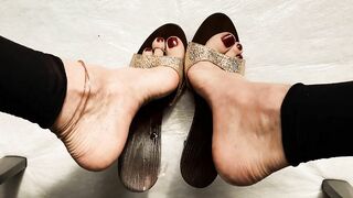 Older peeing on Toes and High heels