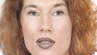 Piercing Twat Milf rammt sich den Sex Toy nur so rein
