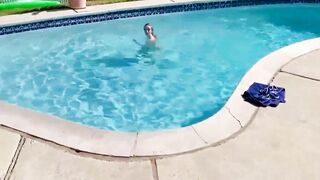 NABO FANGET SKINNENDE DYPNING I MIN POOL