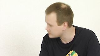 Geeks mit kleinem Pimmel versucht Milf zu Ficken