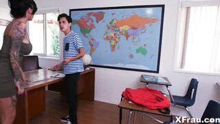 Junge wird von heibem Milf Lehrer bestraft