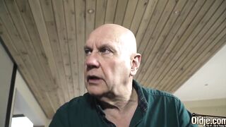 College cunt with mouth banged! rough by shaved grandpa on the couch