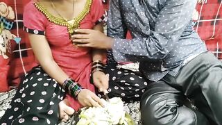 इंडियन मेड सब्जी काट रही तब उसका साहब आया और