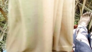 Khet me kaam karne waali ko jungle me chod diya
