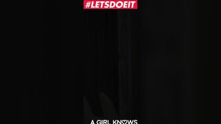 A WOMEN KNOWS - Lottie & Freya Lesbo Make Out