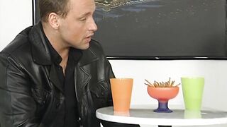 Blonder haariger Busch beim Dildoverkaeufer