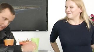 Blonder haariger Busch beim Dildoverkaeufer