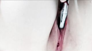 Bombshell hand job into the bath tub