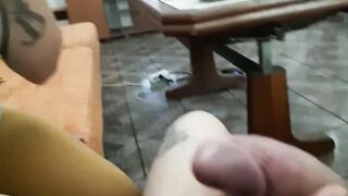 Il marito della rumena chiama mentre mi succhia il cazzo